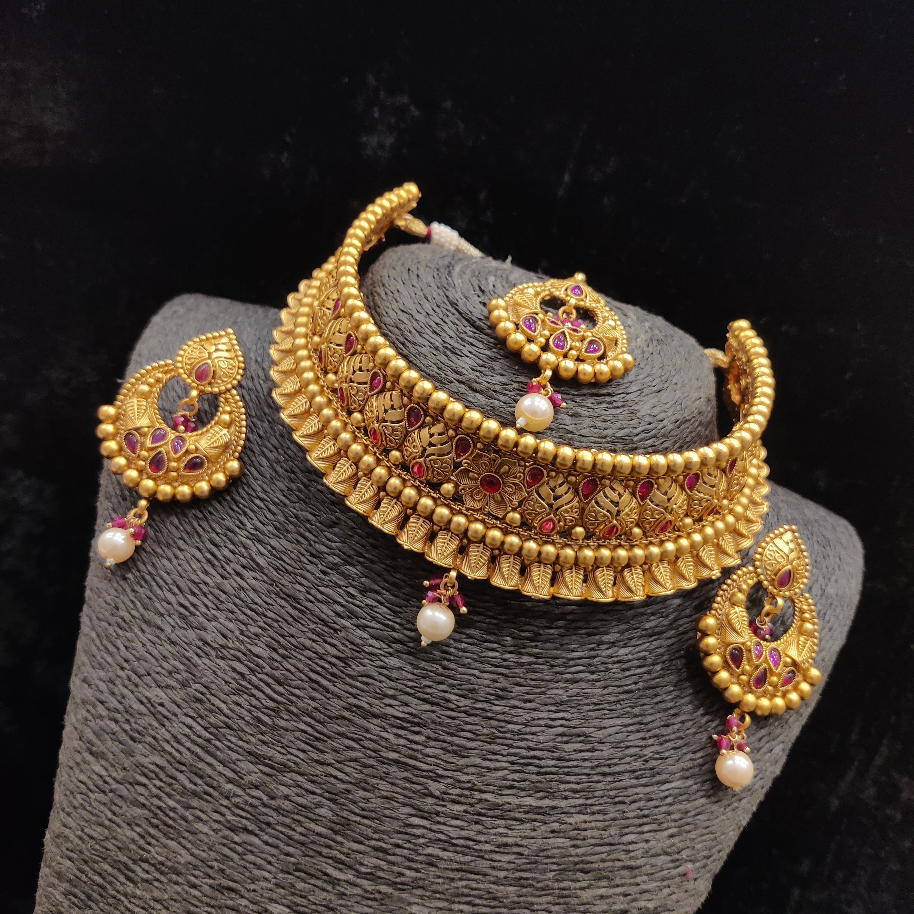 Celebrity choker set