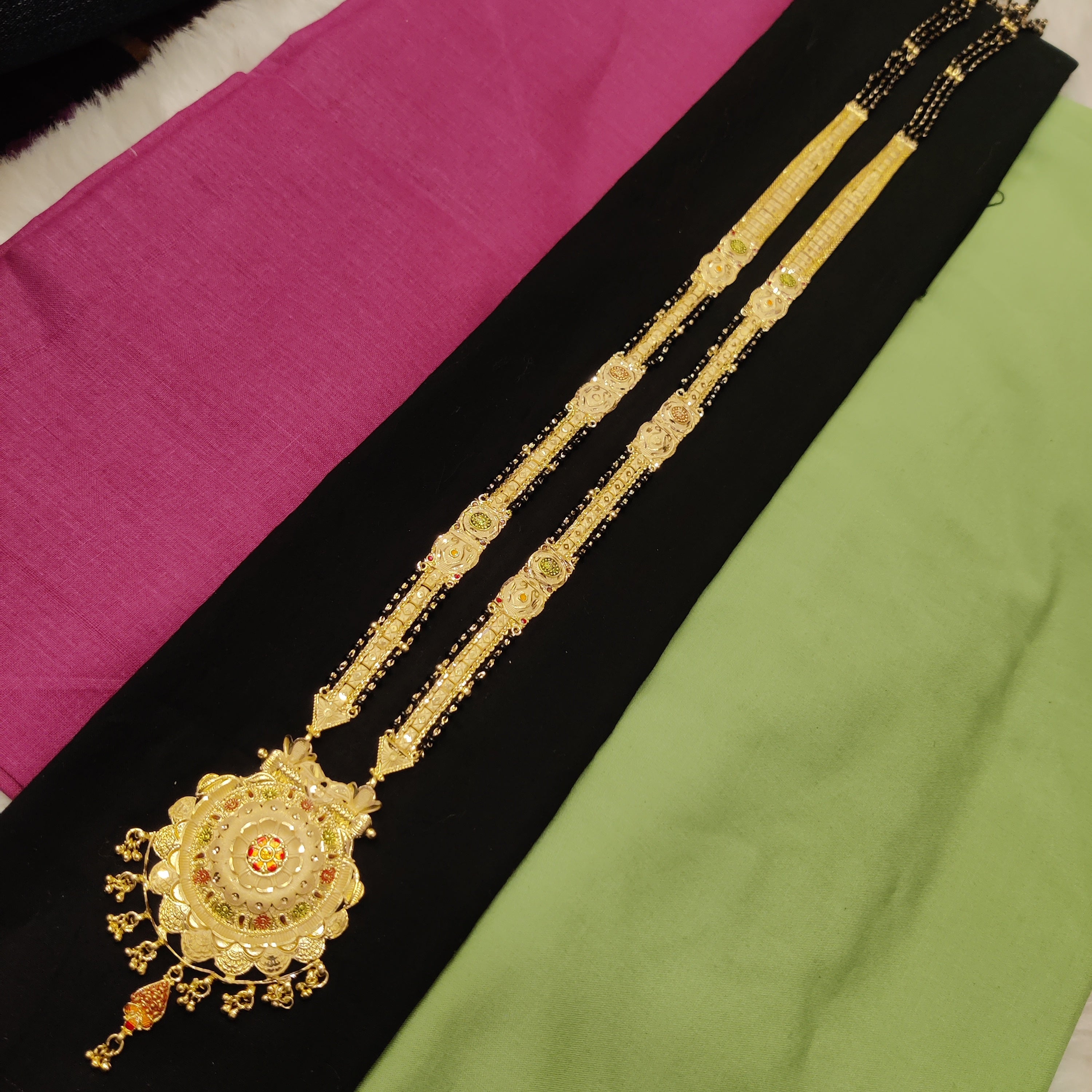 Forming koli mangalsutra