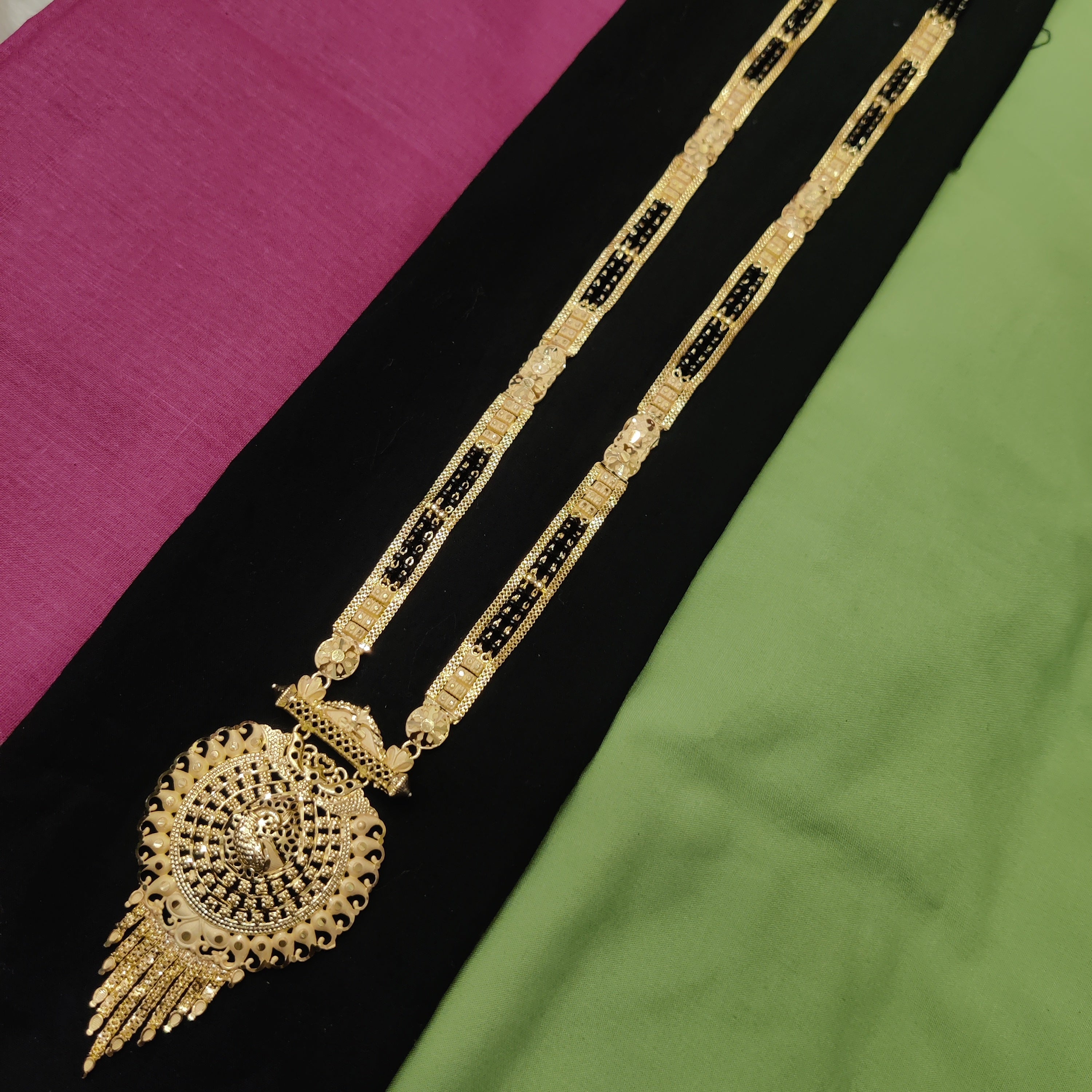 Forming koli mangalsutra
